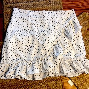 ☀️ SHEIN- Size 5- White w/ Black Polka Dots Ruffled Skirt